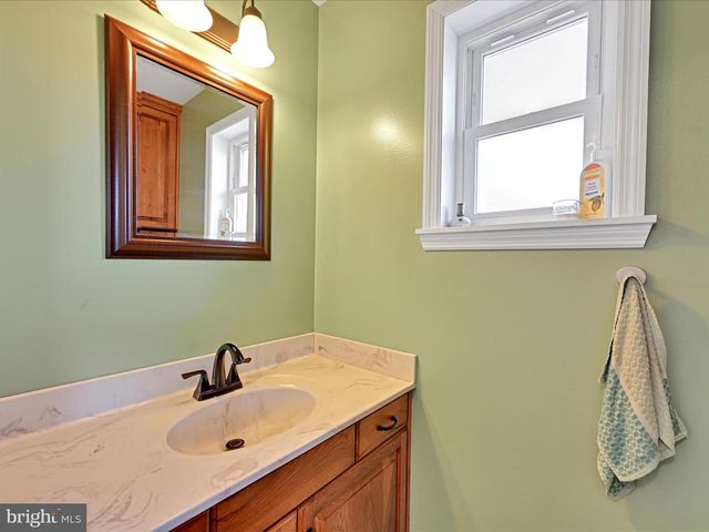 805 S CROSSROADS RD, Lykens, PA 17048