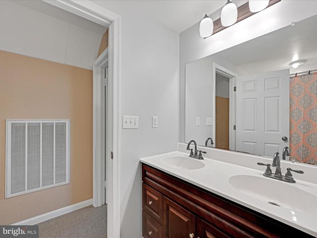 805 S CROSSROADS RD, Lykens, PA 17048