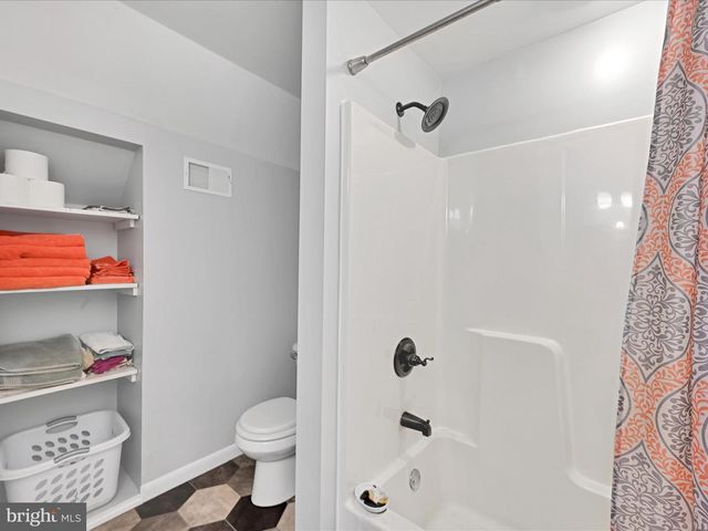 805 S CROSSROADS RD, Lykens, PA 17048