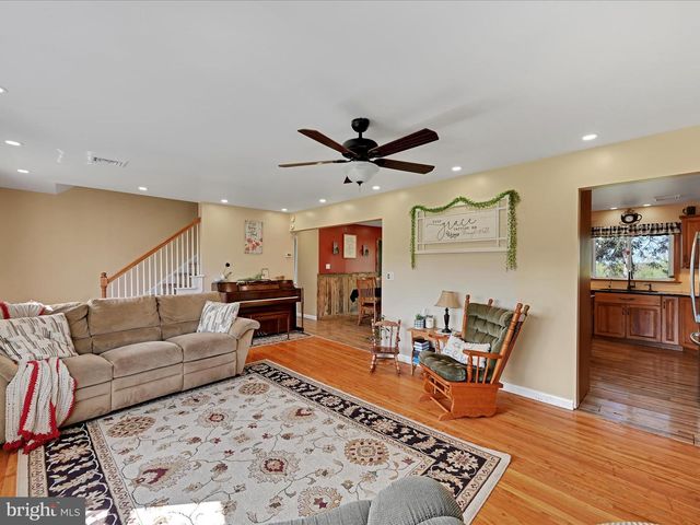 805 S CROSSROADS RD, Lykens, PA 17048