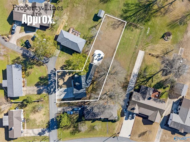 2505 Meadowwood Circle, Guntersville, AL 35976