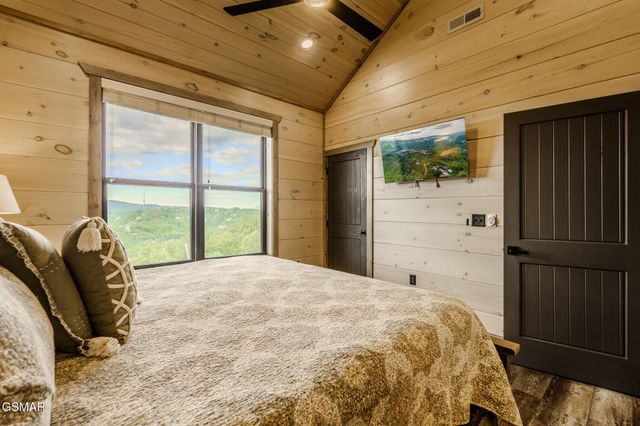 704 Topside Road, Gatlinburg, TN 37738
