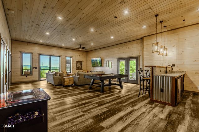704 Topside Road, Gatlinburg, TN 37738