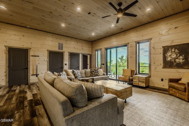 704 Topside Road, Gatlinburg, TN 37738