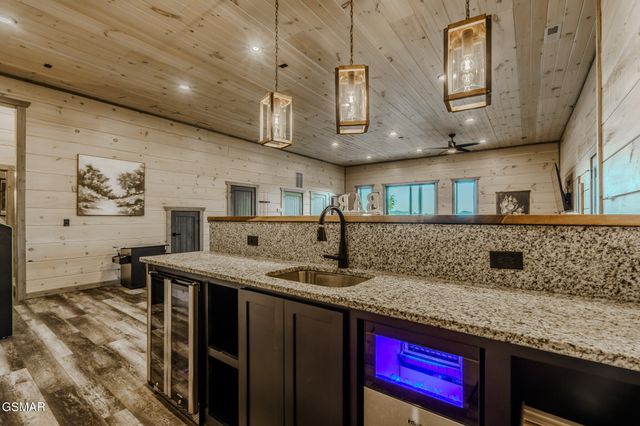 704 Topside Road, Gatlinburg, TN 37738