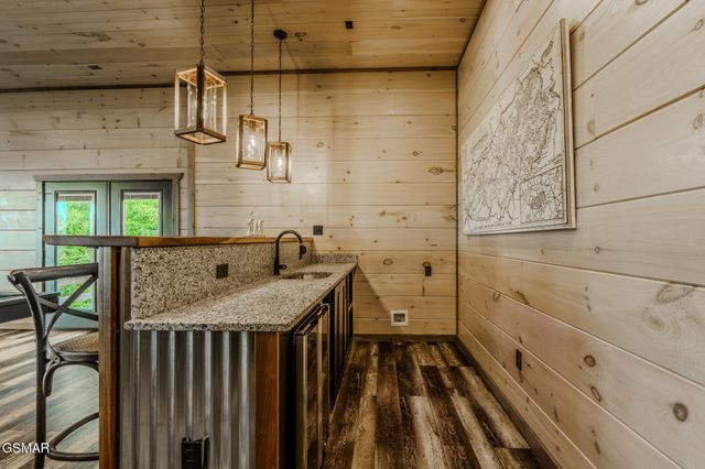 704 Topside Road, Gatlinburg, TN 37738