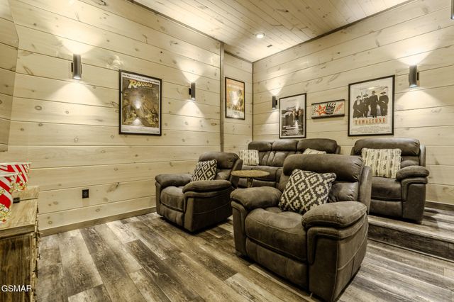 704 Topside Road, Gatlinburg, TN 37738