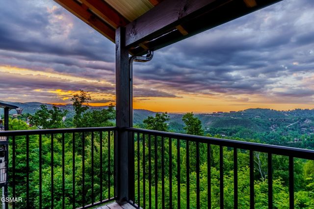 704 Topside Road, Gatlinburg, TN 37738