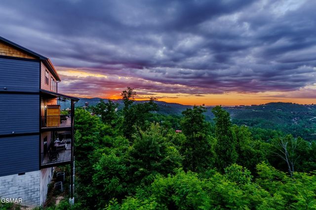 704 Topside Road, Gatlinburg, TN 37738