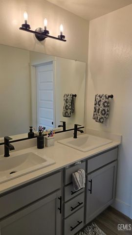 9007 Miranda Garden Street, Bakersfield, CA 93311