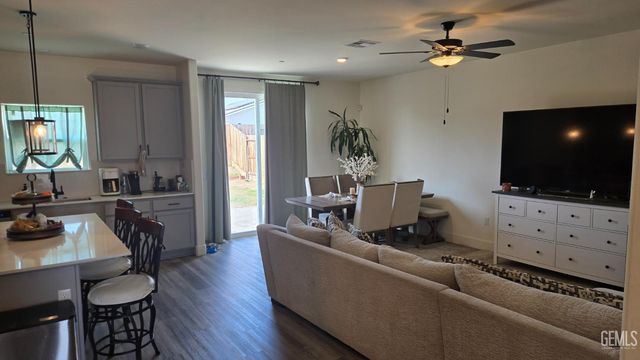 9007 Miranda Garden Street, Bakersfield, CA 93311