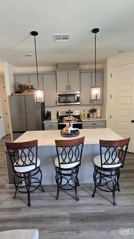 9007 Miranda Garden Street, Bakersfield, CA 93311