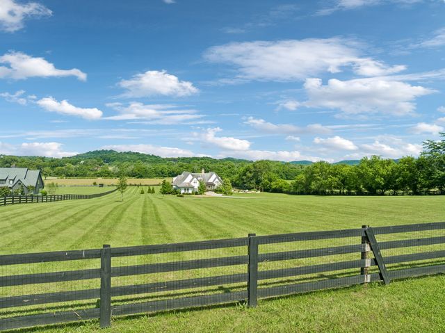 3580 Gray Ln, Thompsons Station, TN 37179