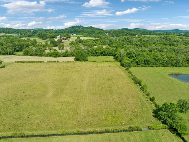 3580 Gray Ln, Thompsons Station, TN 37179
