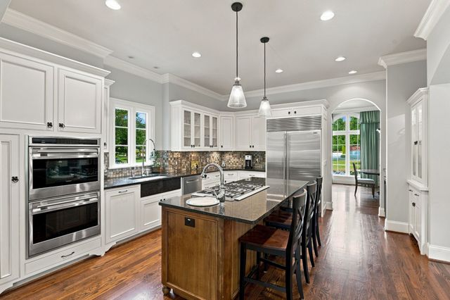 11 Middleton Park Ln, Nashville, TN 37215