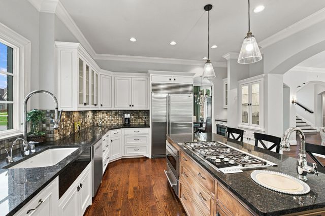 11 Middleton Park Ln, Nashville, TN 37215
