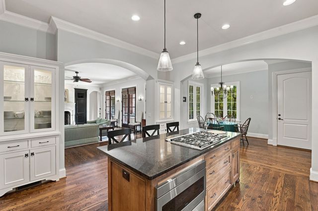 11 Middleton Park Ln, Nashville, TN 37215