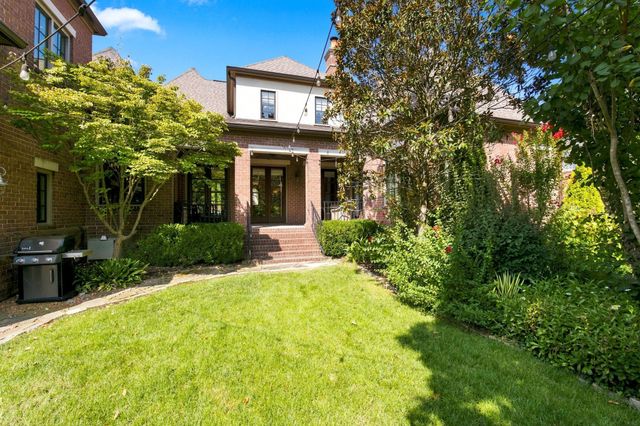 11 Middleton Park Ln, Nashville, TN 37215