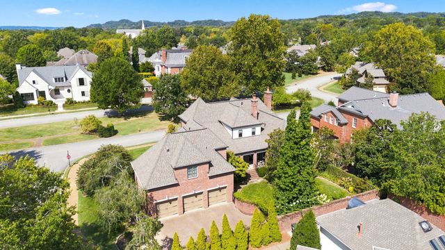 11 Middleton Park Ln, Nashville, TN 37215