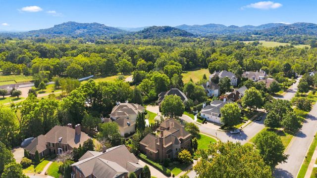 11 Middleton Park Ln, Nashville, TN 37215