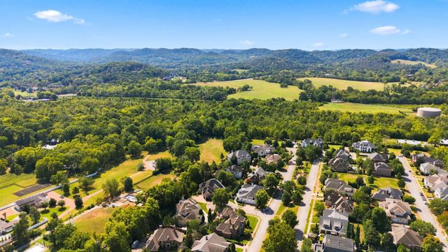 11 Middleton Park Ln, Nashville, TN 37215