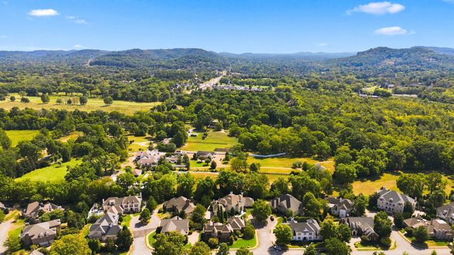 11 Middleton Park Ln, Nashville, TN 37215