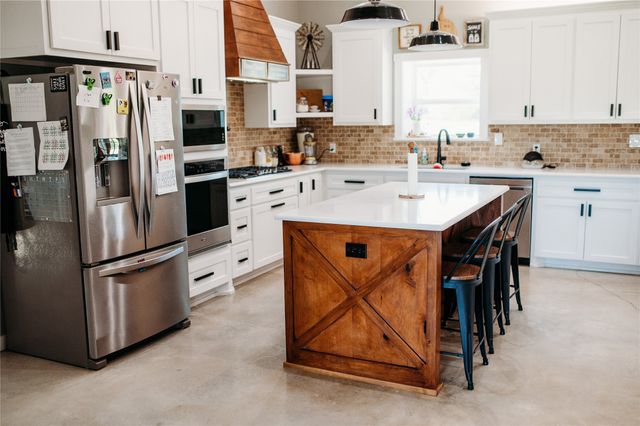 208 Chicken Field Road, Whitewright, TX 75491