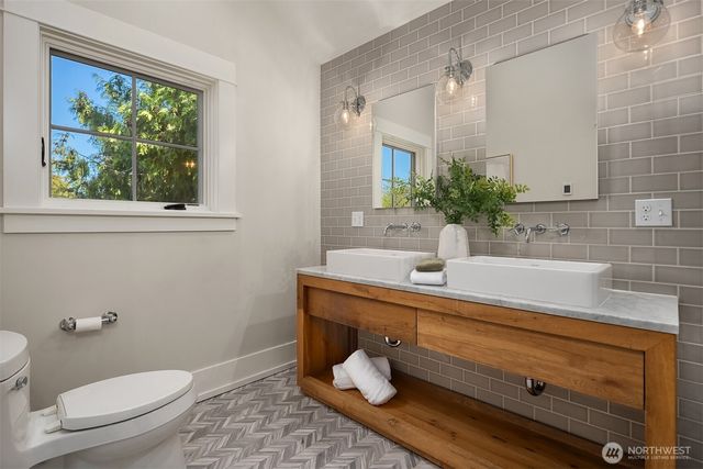2442 6th W, Seattle, WA 98119