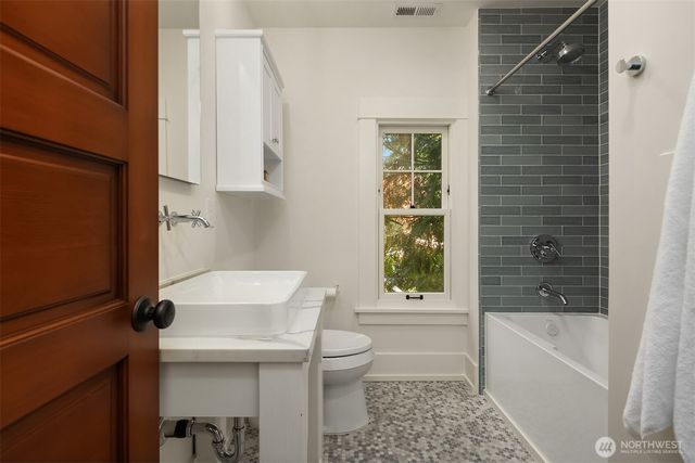 2442 6th W, Seattle, WA 98119