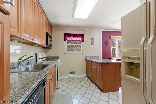 5 Downstream Dr, Mount Olive Twp., NJ 07836