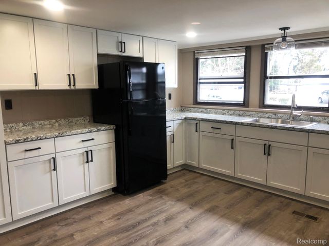612 Holly Court, Jonesville, MI 49250