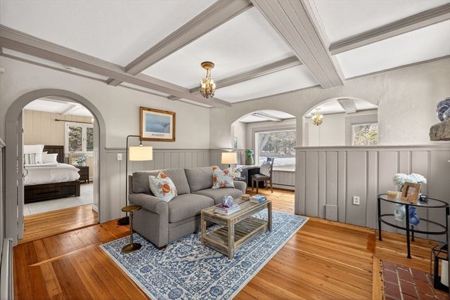 102 Nashawena St, Falmouth, MA 02540