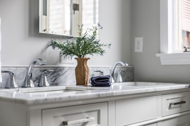 102 Nashawena St, Falmouth, MA 02540