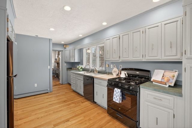 102 Nashawena St, Falmouth, MA 02540