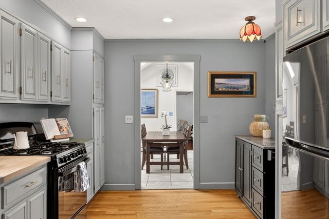 102 Nashawena St, Falmouth, MA 02540