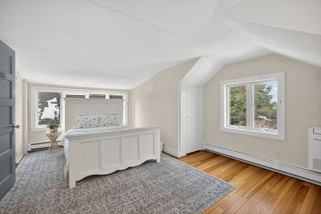 102 Nashawena St, Falmouth, MA 02540