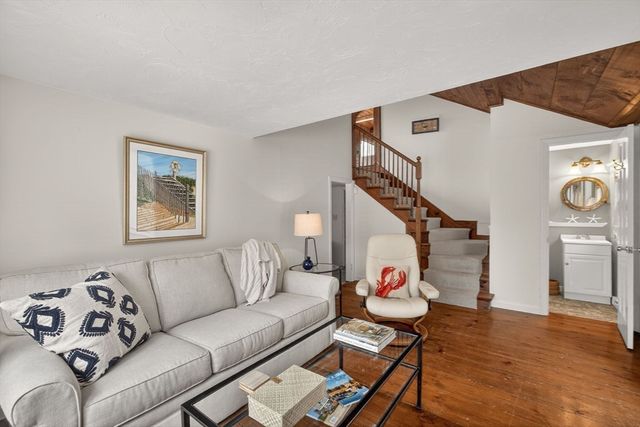 102 Nashawena St, Falmouth, MA 02540