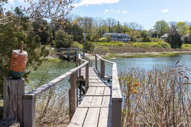102 Nashawena St, Falmouth, MA 02540