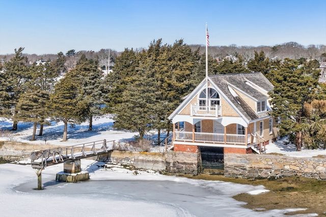 102 Nashawena St, Falmouth, MA 02540