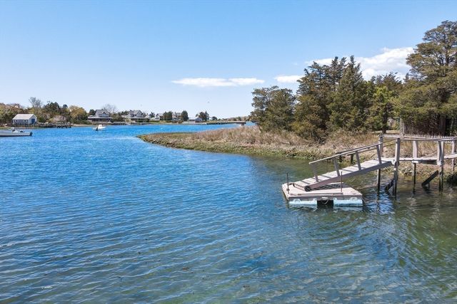 102 Nashawena St, Falmouth, MA 02540