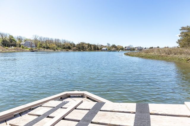 102 Nashawena St, Falmouth, MA 02540
