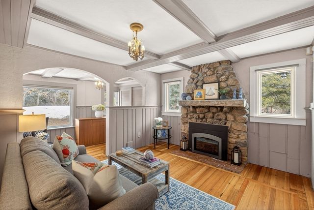 102 Nashawena St, Falmouth, MA 02540