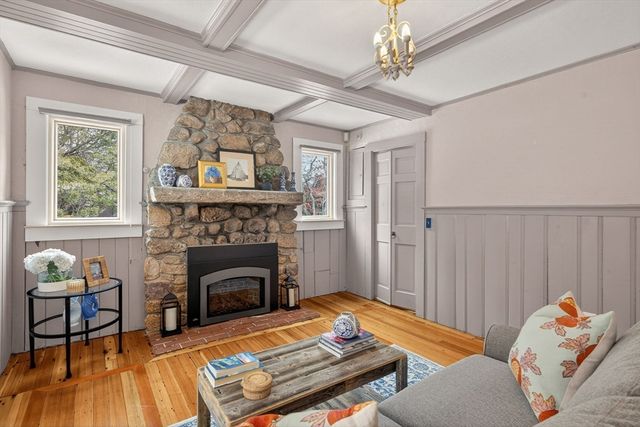 102 Nashawena St, Falmouth, MA 02540