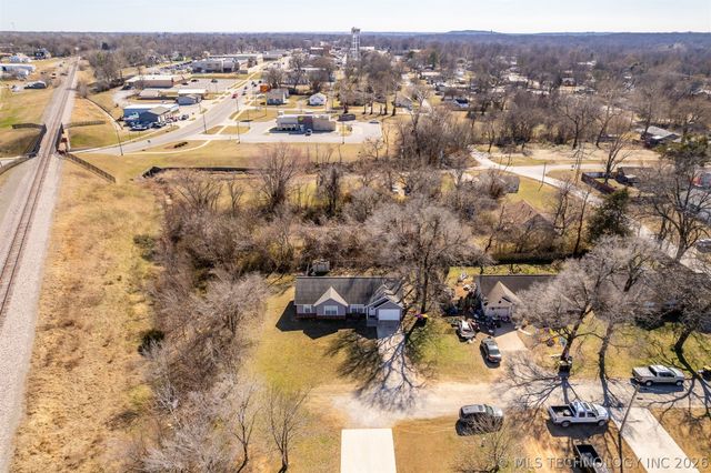 111 W Redwood Street, Coweta, OK 74429