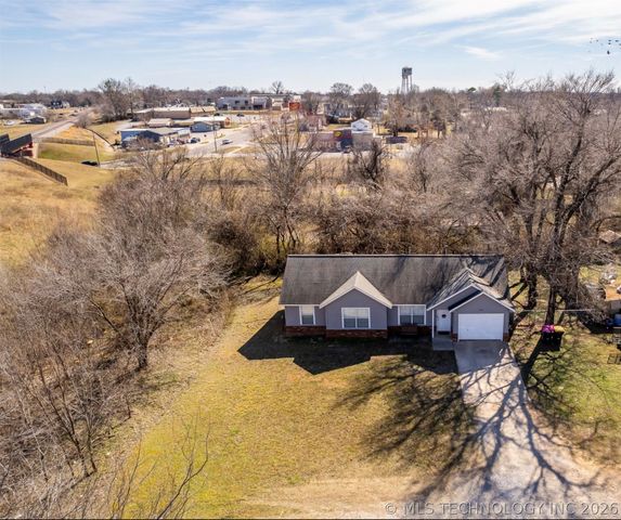 111 W Redwood Street, Coweta, OK 74429