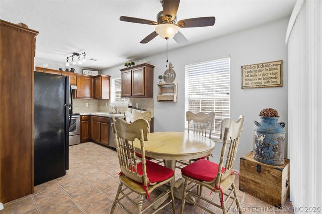 111 W Redwood Street, Coweta, OK 74429