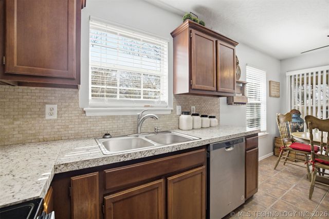 111 W Redwood Street, Coweta, OK 74429