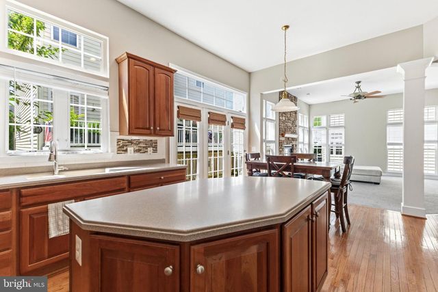 9136 LAKE PARCEL DR, Fort Belvoir, VA 22060