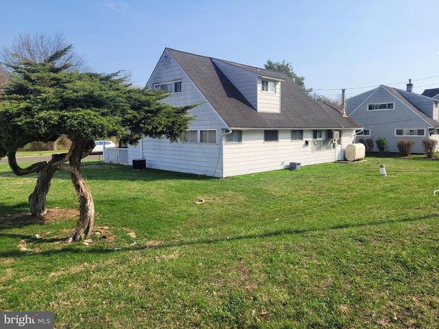 19 CAMELLIA RD, Levittown, PA 19057