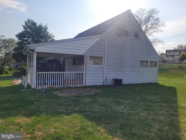 19 CAMELLIA RD, Levittown, PA 19057